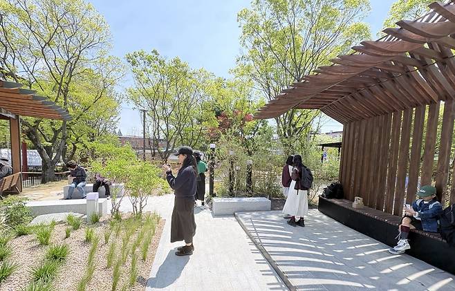 8일 개막하는 ‘2026 대한민국 전주 정원 산업박람회’를 앞두고 전북 전주시 덕진공원에 조성된 이호우 작가의 ‘804개의 희망’ 정원. 과거 선조들이 기록을 보전해 현재에 전한 것처럼, 기후 위기 속에서 다음 세대에 생명과 희망을 전하려는 의도를 담았다. 전주시 제공