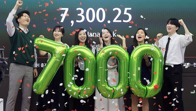 [서울=뉴시스] 정병혁 기자 = 코스피가 7000을 돌파한 6일 서울 중구 하나은행 딜링룸에서 직원들이 7000 돌파 세리머니를 하고 있다. 2026.05.06. jhope@newsis.com /사진=뉴시스