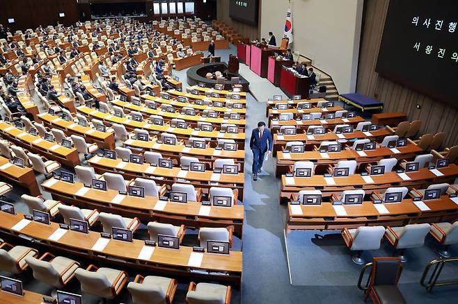 국민의힘 유상범 원내운영수석부대표가 7일 국회에서 열린 5월 임시국회 제1차 본회의에서 대한민국헌법 개정안 상정 뒤 의사진행 발언을 마치고 본회의장을 떠나고 있다. 연합뉴스