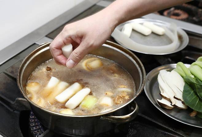 조광효 셰프가 만든 삼계탕 전골을 만들고 있다. 박미향 선임기자