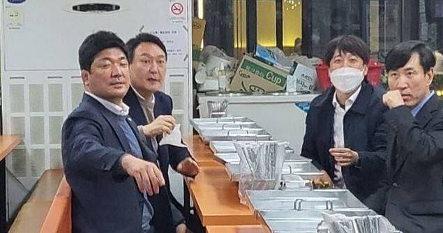 2021년 11월25일 이용 국민의힘 후보(왼쪽)가 서울 관악구 신림동 순대타운에서 윤석열 당시 국민의힘 대선 후보를 수행할 때의 모습. 연합뉴스