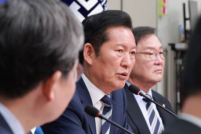 정청래 더불어민주당 대표가 7일 국회에서 열린 ‘착!붙 공약 프로젝트\' 20호·21호·22호 공약 발표 행사에 참석해 인사말하고 있다. 연합뉴스