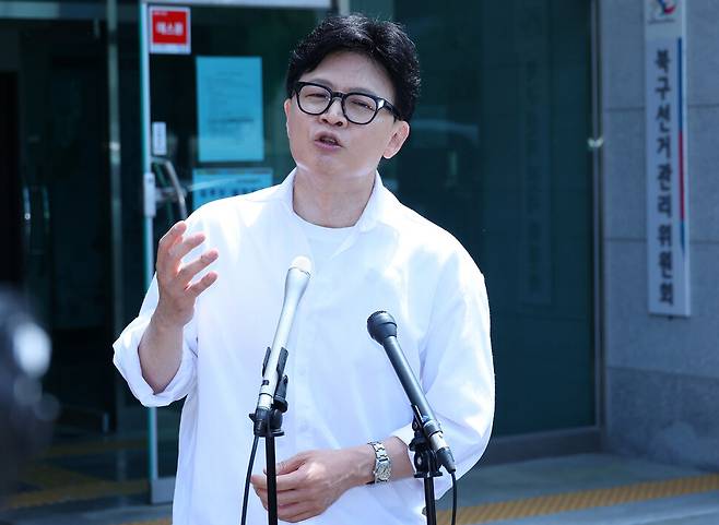 한동훈 부산 북갑 국회의원 보궐선거 무소속 후보가 4일 오후 부산 구포동 북구선거관리위원회에 예비후보 등록을 한 뒤 기자들 질문에 답하고 있다. 연합뉴스