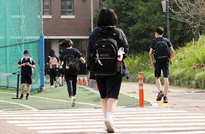 서울 동대문구의 한 중학교에서 학생들이 등교하고 있다. 한국일보 자료사진