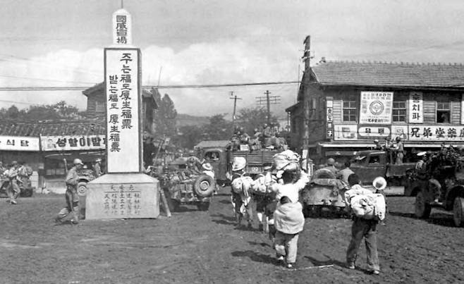 1950년 7월 천안에서 국군과 한국 민간인들이 남쪽으로 후퇴하는 가운데 미 24사단 병력이 북상하고 있다. 미 육군
