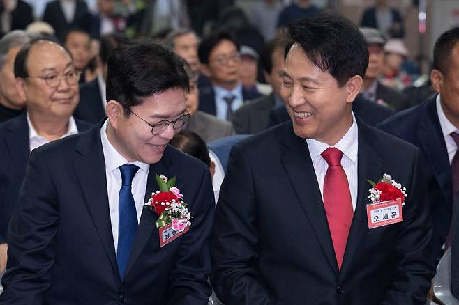 오세훈(오른쪽) 국민의힘 서울시장 후보가 6일 서울 중구 장충체육관에서 열린 대한노인회 서울시연합회 제54회 어버이날 기념행사에서 정원오 더불어민주당 후보와 만나 대화하고 있다. 강예진 기자