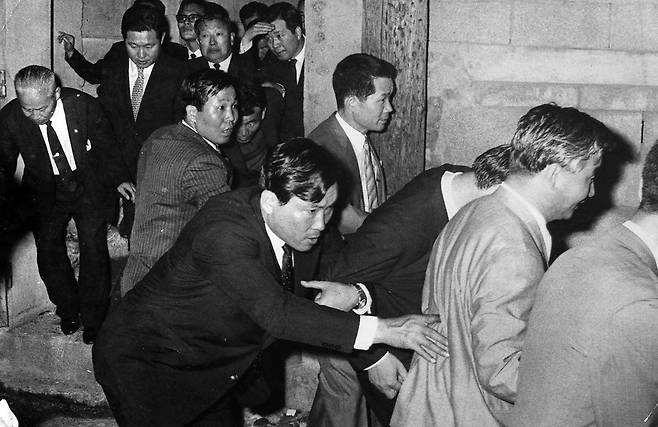 1969년 9월14일 새벽 국회 제3별관에서 3선 개헌안을 기습 통과시킨 여당 의원들이 회의장을 빠져나가고 있다. 한국일보 자료사진