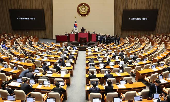 우원식 국회의장이 7일 국회에서 열린 5월 임시국회 제1차 본회의에서 국민의힘 의원들의 표결 불참으로 대한민국헌법 개정안 의결정족수가 미달해 투표 불성립을 선언하고 있다. 연합뉴스