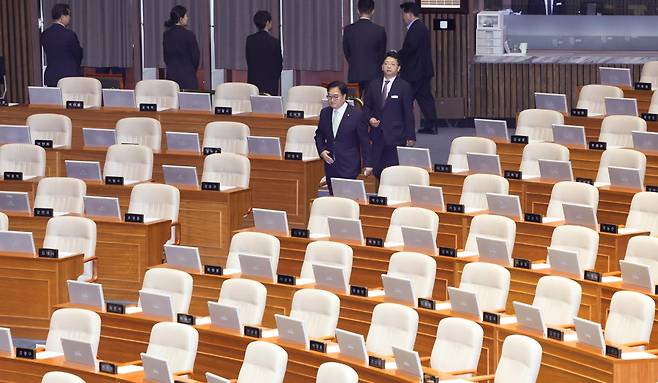 우원식 국회의장이 7일 서울 여의도 국회에서 열린 제435회 국회(임시회) 제1차 본회의에서 대한민국 헌법 개정안에 대해 투표를 마치고 텅 빈 국민의힘 의석 옆으로 지나가고 있다. 국민의힘은 이날 본회의에 불참해 투표가 불성립했다. 뉴시스