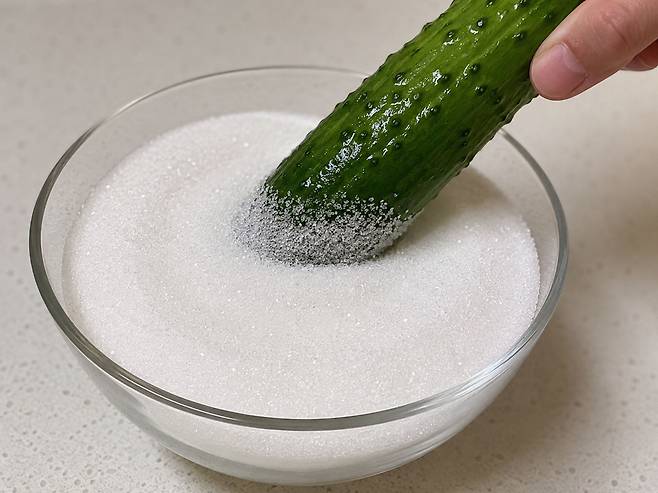 당류가 많이 든 과일을 먹는 건, 오이를 맛있게 먹는다고 설탕에 찍어 먹는 셈이나 마찬가지라는 전문가 의견이 나왔다./이미지=챗GPT​ 생성