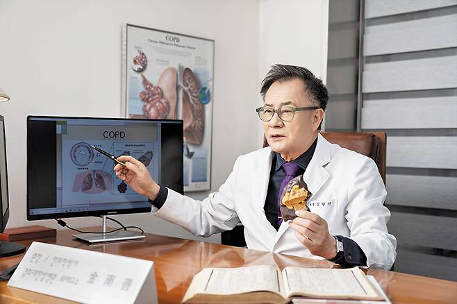김남선 대표원장은 “한의학적 침술과 추나요법은 폐섬유화증에 따른 숨가쁨 증상 개선과 불안 완화에 도움이 된다”고 말했다. /김지아 헬스조선 객원기자