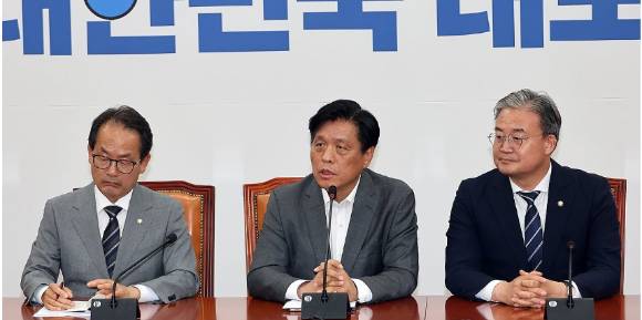 더불어민주당 조승래 사무총장(가운데)이 6일 국회에서 호남 지역 재보선에 임문영·김의겸·박지원 전략공천과 제주 서귀포에 김성범, 대구 달성에 박형룡 보선 공천 결과와 관련한 질문에 답하고 있다. 왼쪽은 강준현 수석대변인. 오른쪽은 이연희 전략기획위원장. [사진=연합뉴스]