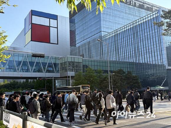 삼성전자 평택캠퍼스에 직원들이 출근하고 있다. [사진=권서아 기자]