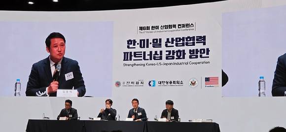 ‘제6회 한미 산업협력 콘퍼런스’에서 패널들이 '한미일 AI 벤처 생태계 및 AI 인프라 협력 방안'이라는 주제로 토론하고 있다. 왼쪽부터 권석준 성균관대학교 화학공학부 교수, 이세영 생성AI스타트업협회 협회장(뤼튼테크놀로지스 대표), 김광석 한국경제산업연구원 경제연구실장, 안홍준 한국인공지능·소프트웨어산업협회 AI산업본부장. 영상 속 인물은 하부카 히로키(Habuka Hiroki) 전략국제문제연구소(CSIS) 수석연구원. [사진=박지은 기자]