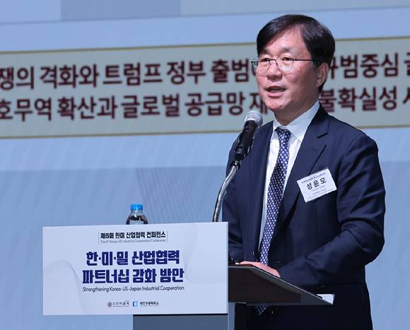‘제6회 한미 산업협력 콘퍼런스’에서 성윤모 중앙대학교 석좌교수(前 산업통상자원부 장관)이 '한미일 산업협력 필요성과 유망 협력 분야'라는 주제로 기조발표하고 있다. [사진=대한상의]