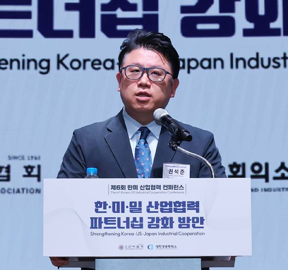 ‘제6회 한미 산업협력 콘퍼런스’에서 권석준 성균관대학교 교수가 '한미일 AI 벤처 생태계 및 AI 인프라 협력 방안'이라는 주제로 발표하고 있다. [사진=대한상의]