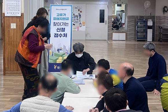 광명시 고유가 피해지원금 정책전담팀 직원들이 지난 6일 장애인과 거동 불편자 등이 거주하는 ‘사랑의 집’을 찾아 피해지원금 신청을 안내하고 있다. [사진=광명시]