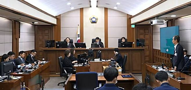 한덕수 전 총리가 7일 오전 서울 서초구 서울고등법원에서 열린 내란우두머리방조 등 2심 선고 공판에서 선고를 받고 있다. 이날 재판부는 징역 15년을 선고했다. 뉴스1