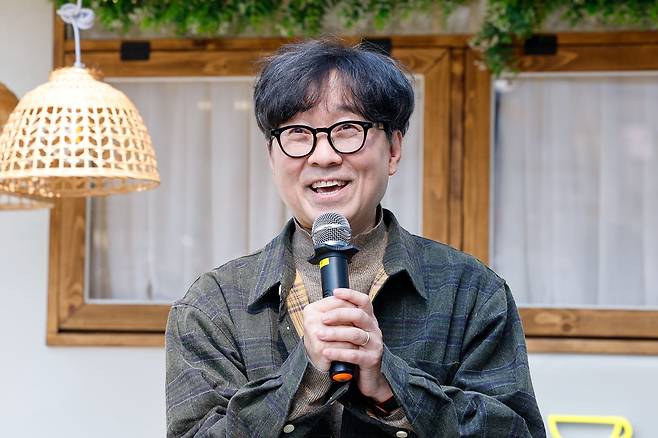 영화 '왕과 사는 남자'의 장항준 감독이 12일 서울 중구 프레스센터 앞에서 1200만 관객 돌파를 기념해 커피차를 마련, 팬들에게 커피를 나눠주기 전 인사말을 하고 있다. [뉴스1]