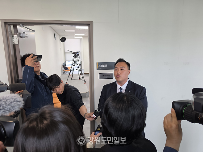 ▲ 최우겸 춘천 청년회의소 감사가 7일 춘천시청 브리핑룸 앞에서 우상호 더불어민주당 강원도지사 후보 지지를 선택한 염동열 전 국회의원 규탄 및 기자회견 중지를 촉구하고 있다. 이정호 기자