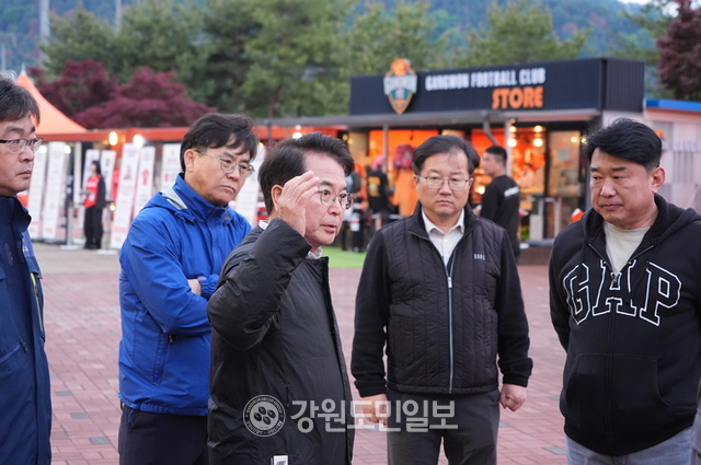 ▲ 김병지 대표이사의 사퇴를 촉구하는 현수막이 걸리자 강원FC는 지난해 5월 3일 오후 경기를 관람하려던 육동한 춘천시장을 비롯한 시청 직원들의 경기장 출입비표의 반납을 요구, 출입을 금지했다. 육동한 시장이 경기장 밖에서 직원들과 얘기를 나누고 있다. 본사DB