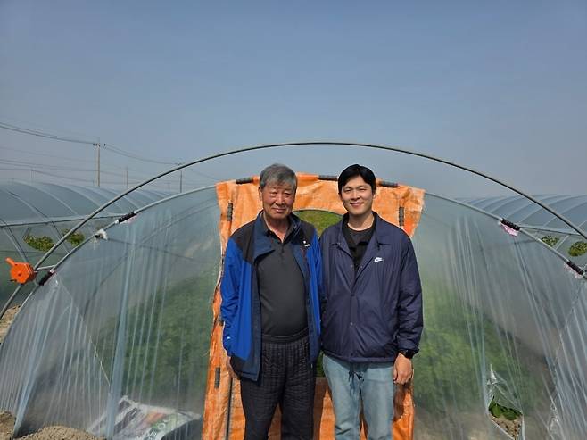 김동성 GS더프레시 채소팀 MD(오른쪽)가 협력사 관계자와 산지 현장을 둘러보고 있다. GS더프레시 제공