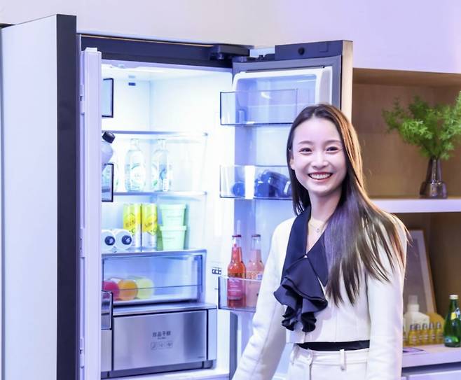 AWE 2024가 열리고 있는 중국 상하이 삼성전자 전시관에서 관람객들이 다양한 제품과 솔루션들을 체험하고 있다. 사진=삼성전자