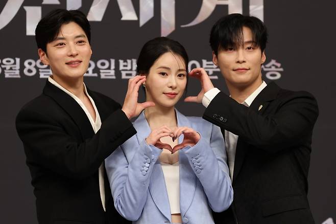 배우 장승조(왼쪽부터), 임지연, 허남준이 7일 서울 양천구 목동 SBS사옥에서 열린 새 금토드라마 '멋진 신세계' 제작발표회에서 포즈를 취하고 있다./사진=연합뉴스