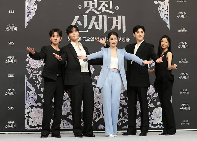 배우 김민석(왼쪽부터)과 허남준, 임지연, 장승조, 이세희가 7일 서울 양천구 목동SBS에서 열린 SBS 새 금토드라마 '멋진 신세계'(극본 강현주/ 연출 한태섭) 제작발표회에 참석해 포즈를 취하고 있다./사진=뉴스1