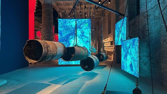 Michael Joo, Neospheres Expended (Organic Growth, Crystal Reef), 2026, mixed mediate installation, 4 LED panels, support structures, digital and custom AI programming. / 사진 출처. Yale Alumini 홈페이지 캡처