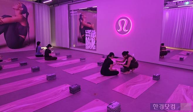 7일 서울 강남구 하우스오브신세계 1층 룰루레몬 팝업스토어에서 열린 요가 수업 현장./사진=박수림 기자