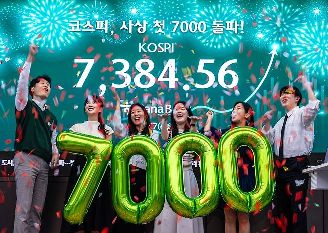 서울 중구 하나은행 딜링룸에서 직원들이 축하 세리머니를 하고 있다. 2026.5.6 [공동취재]  사진=연합뉴스
