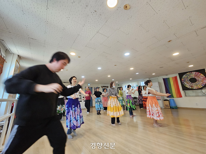 발달장애청년허브 ‘사부작’의 발달장애 청년들과 길동무, 활동가들이 지난달 16일 서울 마포구 공간 ‘릴라’에서 선샤인아놀드훌라 동아리 활동을 하고 있다. 사부작 청년 준하가 가장 앞에서 자신만의 훌라를 추고 있다. 박채연 기자