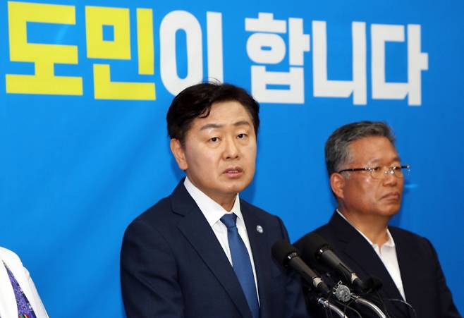 무소속으로 전북지사 출마를 선언한 김관영 전북특별자치도지사가 7일 전북도의회 브리핑룸에서 입장을 밝히고 있다. 연합뉴스