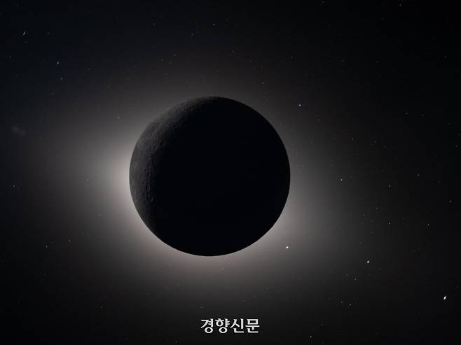 우주비행사가 촬영한 달이 태양을 완전히 가리는 개기일식. NASA 제공