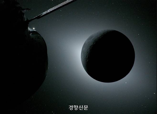 일식이 진행되는 동안 태양빛을 등지고 있는 달. NASA 제공