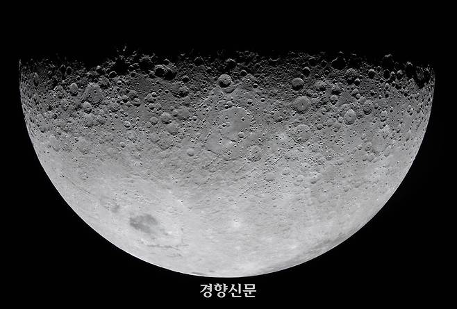 달 표면에 또렷하게 드러난 분화구. NASA 제공
