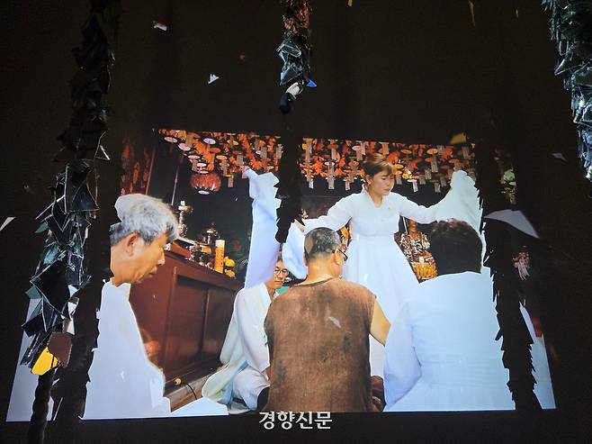 제61회 베니스비엔날레 아르세날레 본전시장에 상영되는 카데르 아티아의 ‘Whisper of Traces’(2026) 중 한국 무속인이 등장하는 장면. 베네치아 | 윤승민 기자