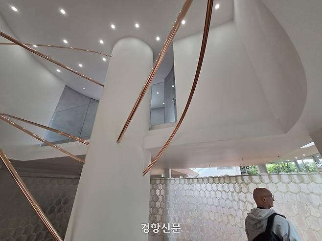 제61회 베니스비엔날레 한국관의 모습. 동파이프와 오간자가 설치돼 있다. 베네치아 | 윤승민 기자