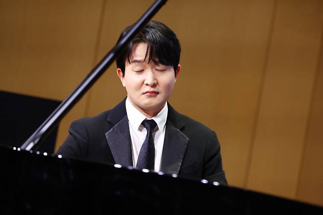 피아니스트 선우예권이 7일 서울 영등포구 신영체임버홀에서 연주하고 있다.  연합뉴스