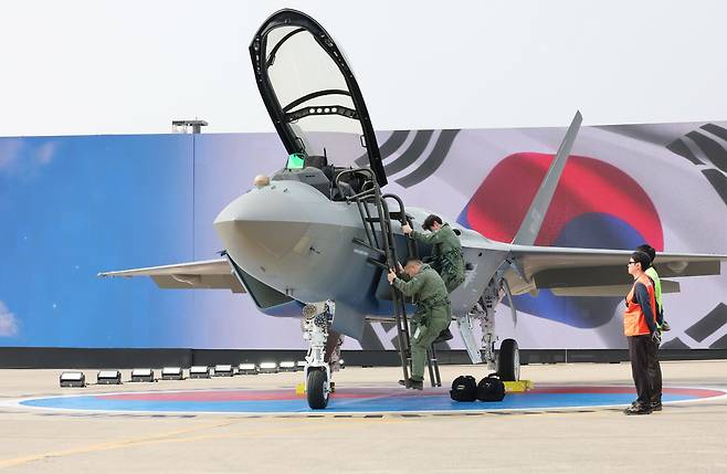 The KF-21 fighter jet at its launch ceremony on March 25 at the Korea Aerospace Industries headquarters in Sacheon, South Gyeongsang. [JOINT PRESS CORPS]
