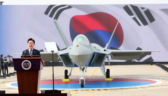 President Lee Jae Myung delivers remarks at a ceremony marking the rollout of the first mass-produced KF-21 fighter jet at Korea Aerospace Industries in Sacheon, South Gyeongsang, on March 25. [JOINT PRESS CORPS]