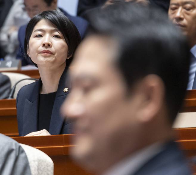 한지아 국민의힘 의원(뒤)이 6일 국회에서 열린 의원총회에 참석해 장동혁 대표를 바라보고 있다. 연합뉴스