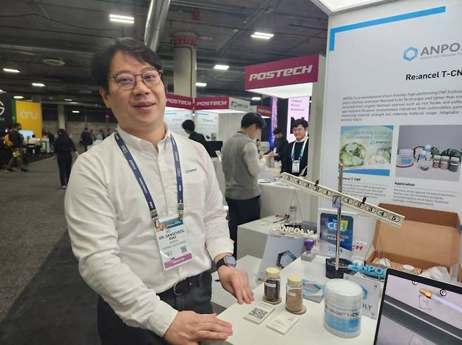 포항공대와 (주)에이엔폴리가 미국 네바다주 라스베이거스에서 열린 'CES 2024' 유레카 파크에 참석해 첨단 바이오소재를 선보였다. 사진 인물은 (주)에이엔폴리 노상철 대표, 경북도 제공.&nbsp;
