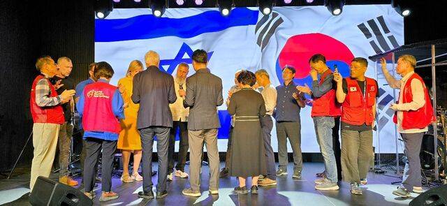 한국 기독교인과 예수 믿는 유대인들이 서로 축복하며 기도하는 모습. 황성주 원장 제공