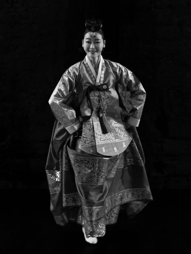 프랑스 파리에서 열린 ‘제8회 SOUM 국제무용페스티벌’에서 국립무용단 박미영이 전통춤 ‘박재희류 태평무’를 선보이고 있다. ⓒTimothée SHIN, SOUM 국제무용페스티벌 제공