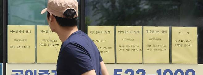 서울의 한 재건축 아파트 단지 공인중개업소에 전월세물건들이 안내되고 있다. [이승환기자]