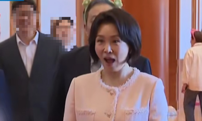 청와대에 초청된 한 어린이의 옆구르기에 깜짝 놀란 김혜경 여사. [사진출처 = 영상캡처]