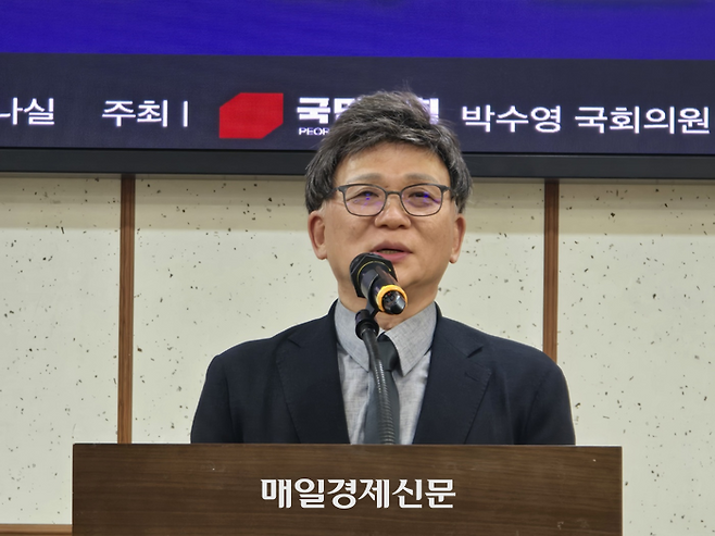 오문성 한국조세정책학회장이 7일 토론회에서 ‘가상자산 소득과세 적정성 및 정책 실효성 검토’를 주제로 발제하고 있다. [사진=안갑성 기자]