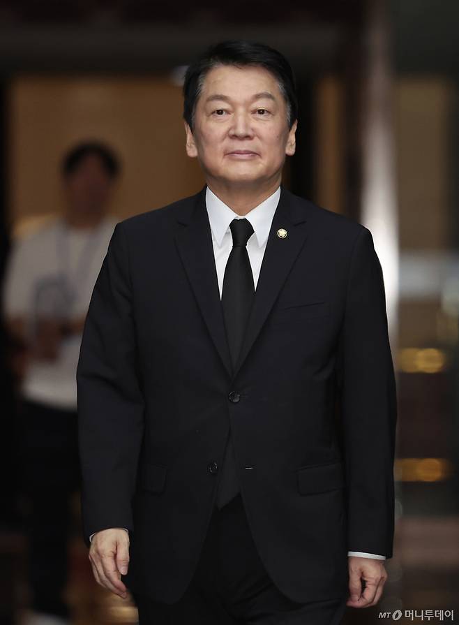 [서울=뉴시스] 김명년 기자 = 안철수 국민의힘 의원이 1일 오후 서울 여의도 국회에서 열린 의원총회에 참석해 있다. 2025.09.01. kmn@newsis.com /사진=김명년